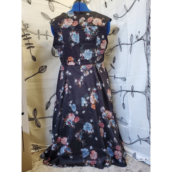 Torrid - Floral v-neck Dress - Picture 3 of 7